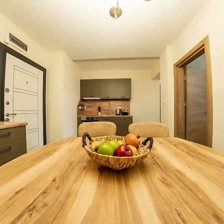 Crown Life Apartment *